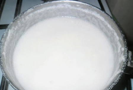 Как правильно и сколько варить манную кашу на молоке и воде без комочков: рецепты и пропорции с фото и видео, для детей в том числе