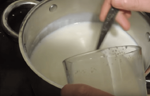Содержимое стакана вливаем в молоко