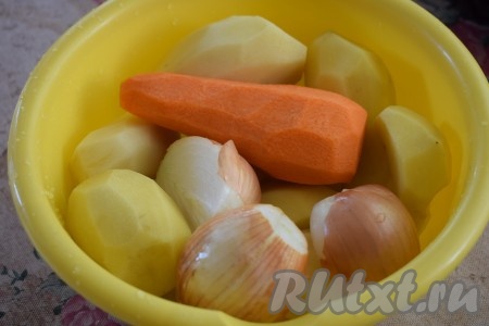 Картофель, морковь и одну луковицу очистим от кожуры. Вторую луковицу вымоем и отрежем у неё кончики с двух сторон, кожуру с неё не снимаем (при варке мы добавим неочищенную луковицу целиком, она придаст бульону золотистый цвет).
