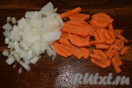 Далее нарежем очищенную луковицу на кубики и одну морковь - на полоски (оставшуюся очищенную половину морковки мы в дальнейшем добавим в бульон целиком для наваристости).
