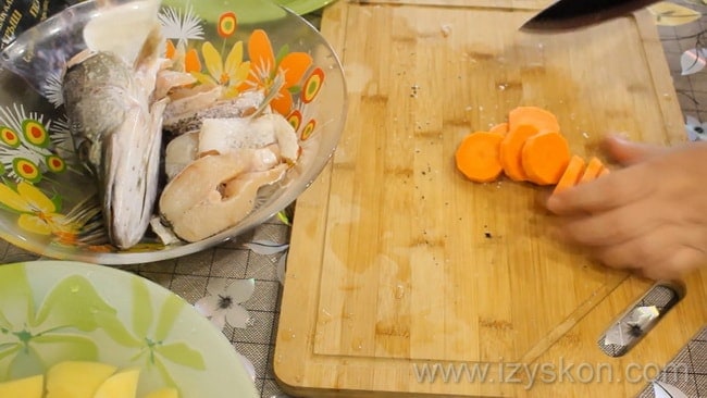 По приготовлению ухи из щуки по простому рецепту нарежьте морковь.