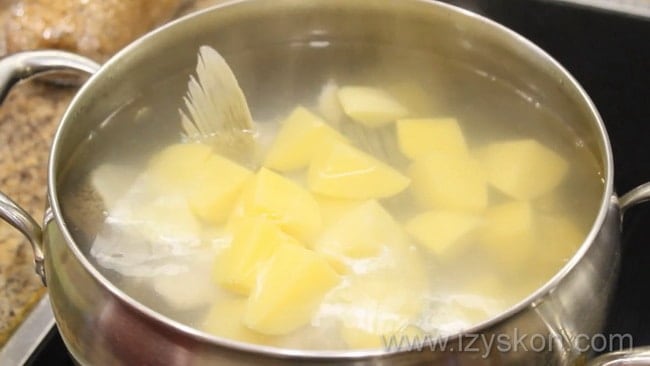 По приготовлению ухи из щуки по простому рецепту отварите картофель.
