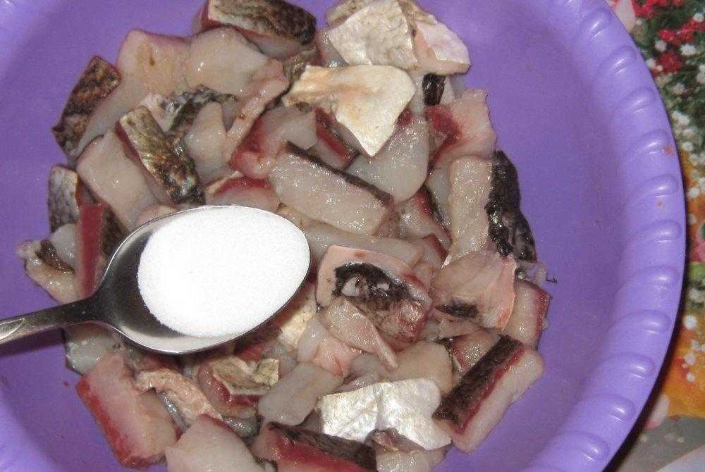 соль в столовой ложке добавляют в миску с рыбой